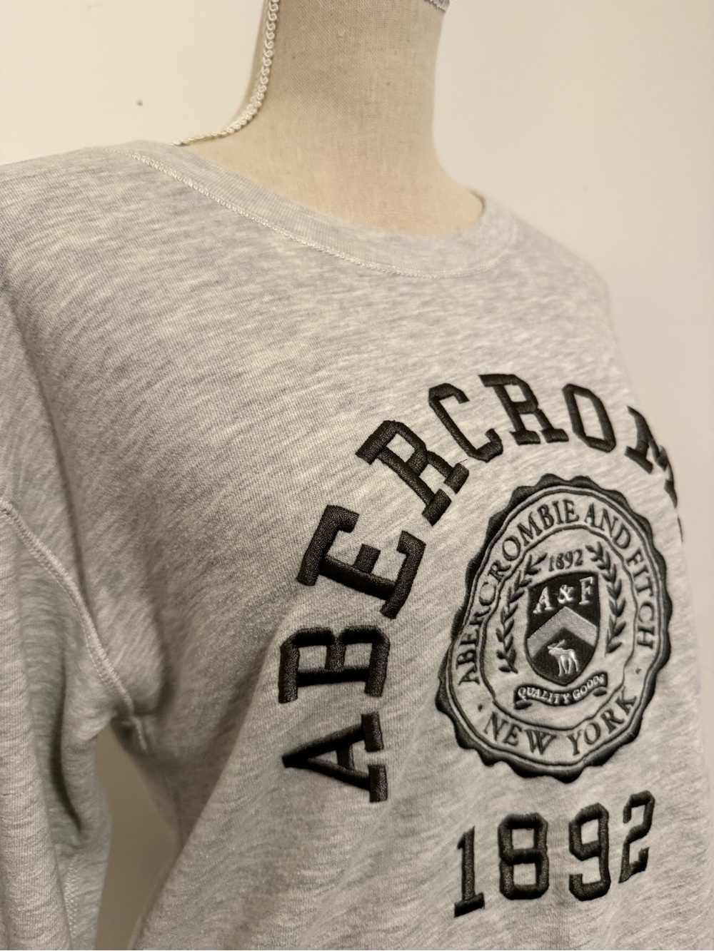 Abercrombie & Fitch Soft Heather Gray Embroidered Logo Pullover Sweatshirt S - Picture 2 of 12